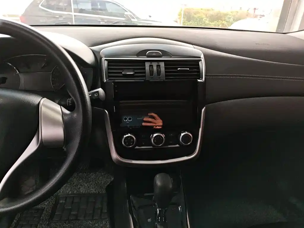 Nissan Tiida — фото 9