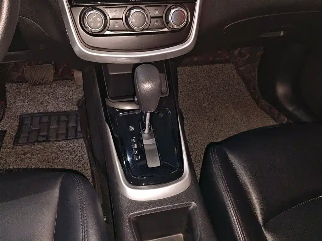 Nissan Tiida — фото 10