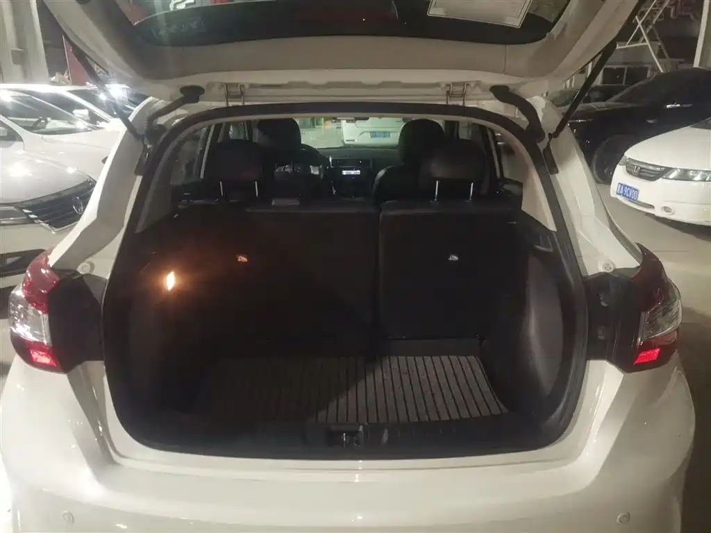 Nissan Tiida — фото 19