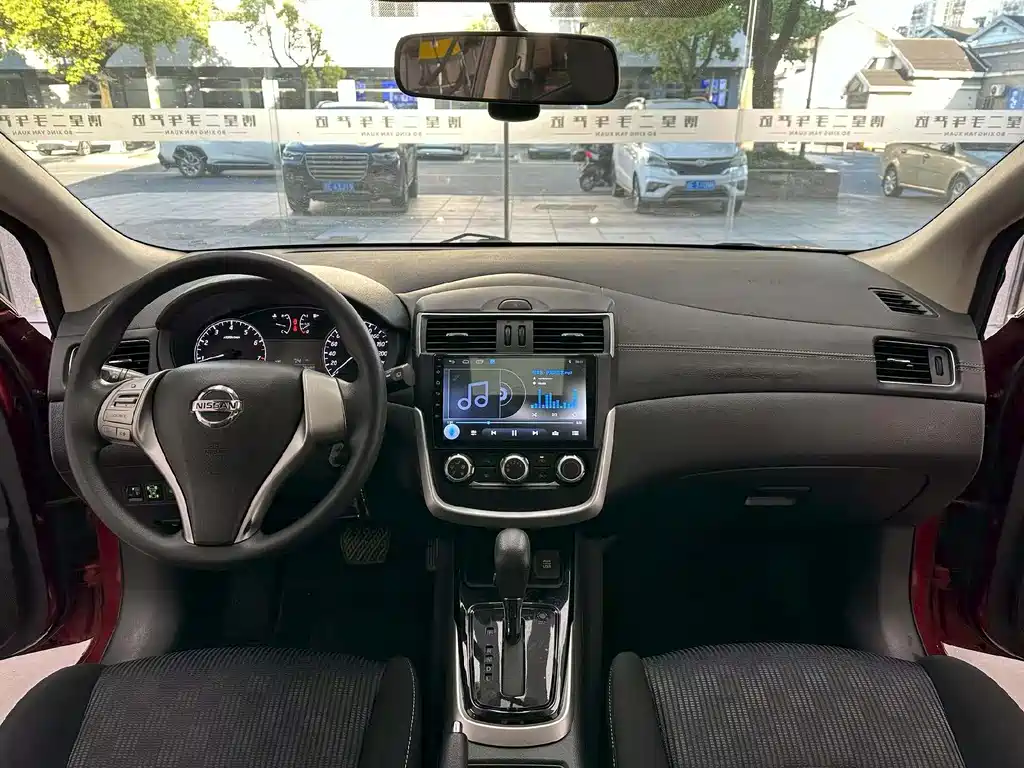 Nissan Tiida — фото 5