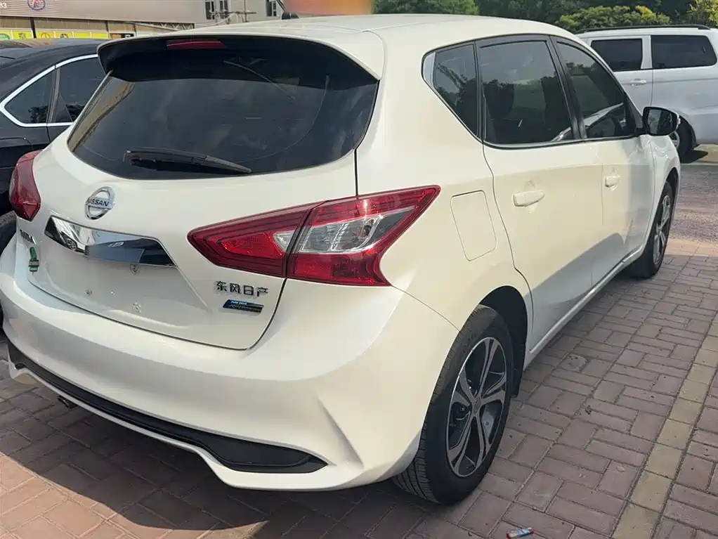 Nissan Tiida — фото 11