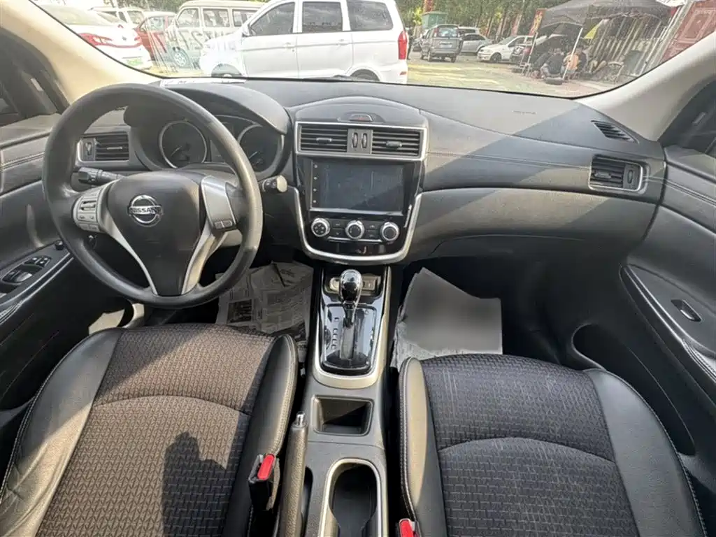 Nissan Tiida — фото 3