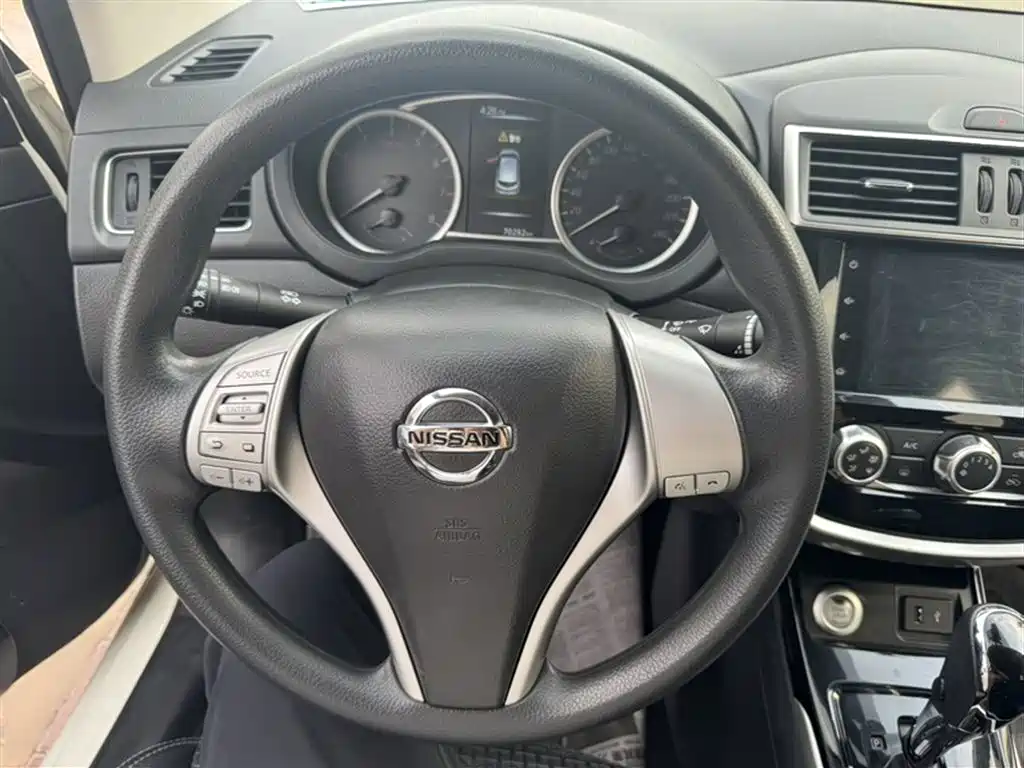 Nissan Tiida — фото 4