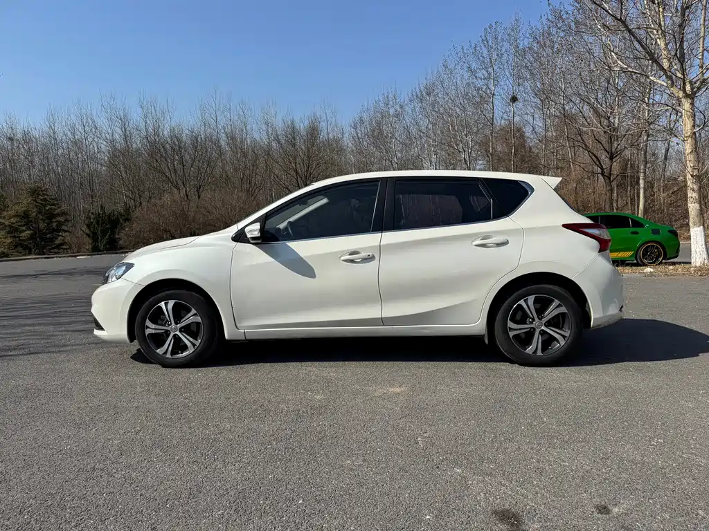 Nissan Tiida — фото 4