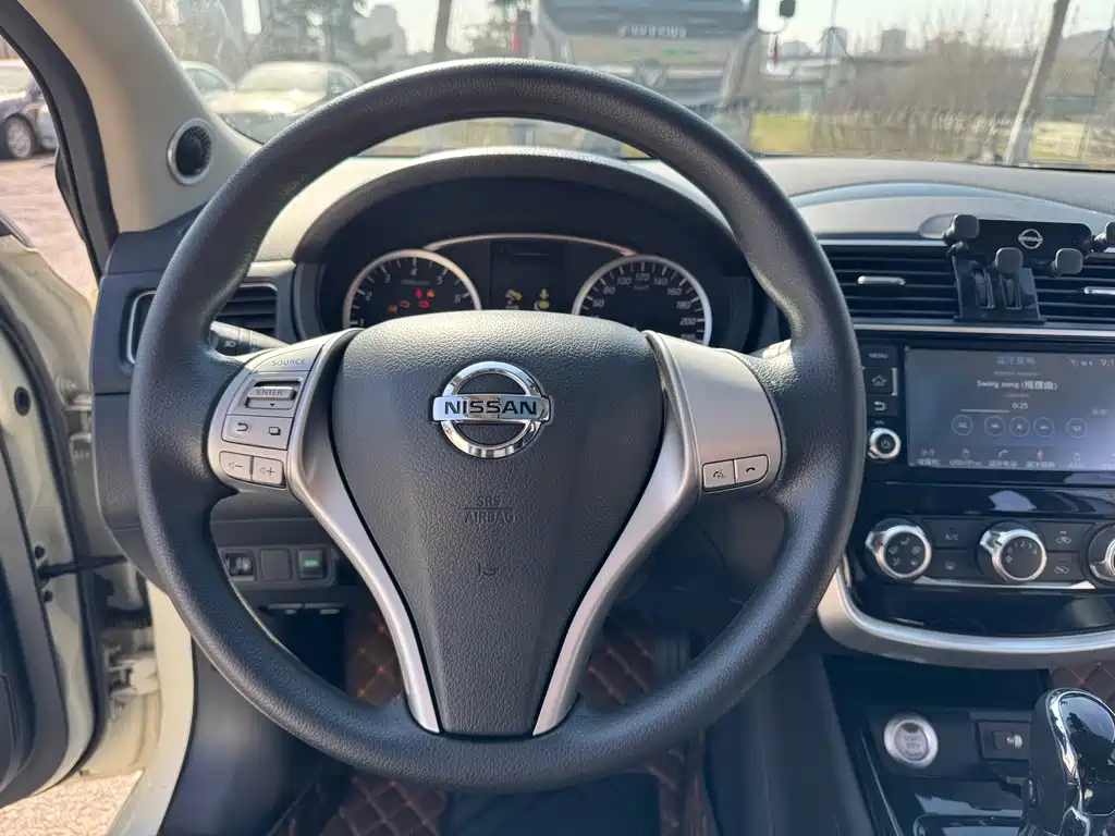 Nissan Tiida — фото 10