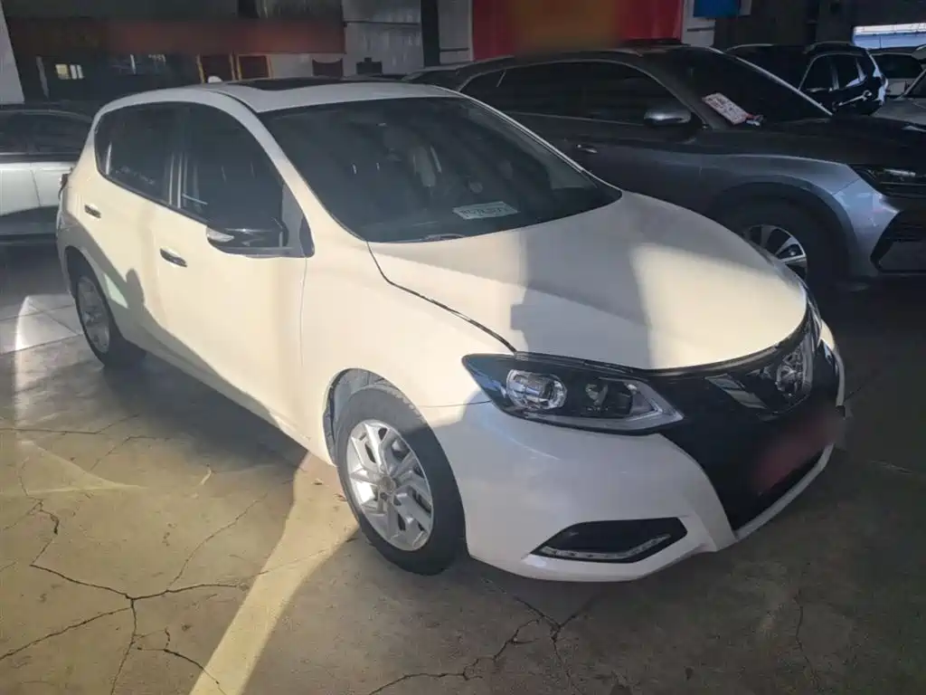 Nissan Tiida — фото 4