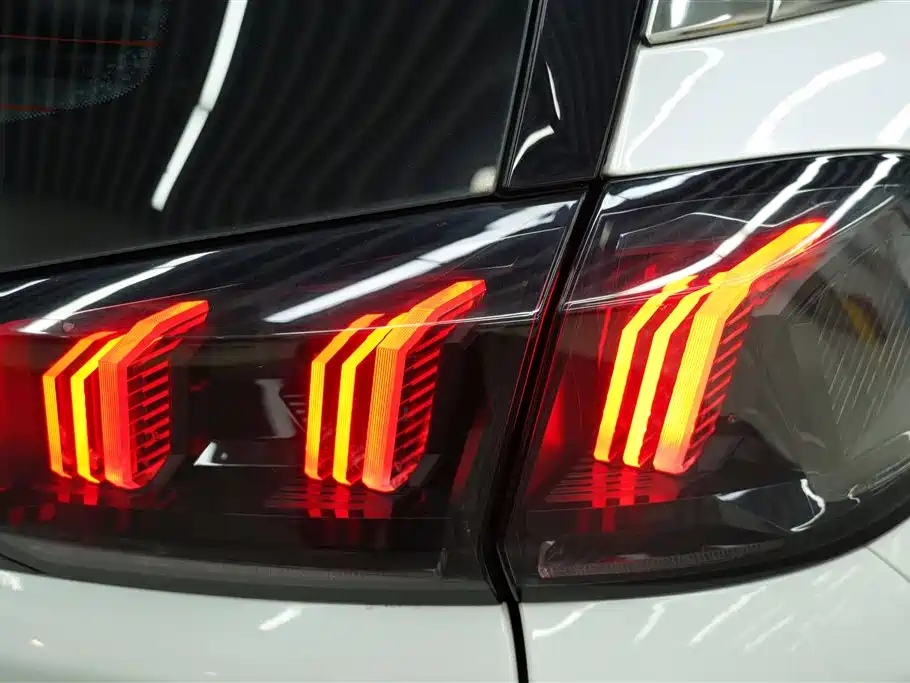 Peugeot 5008 — фото 10