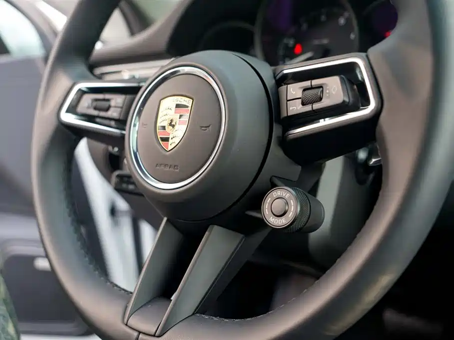 Porsche Macan — фото 21