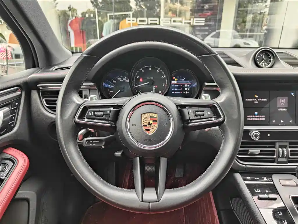 Porsche Macan — фото 11