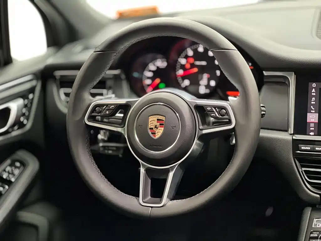 Porsche Macan — фото 10