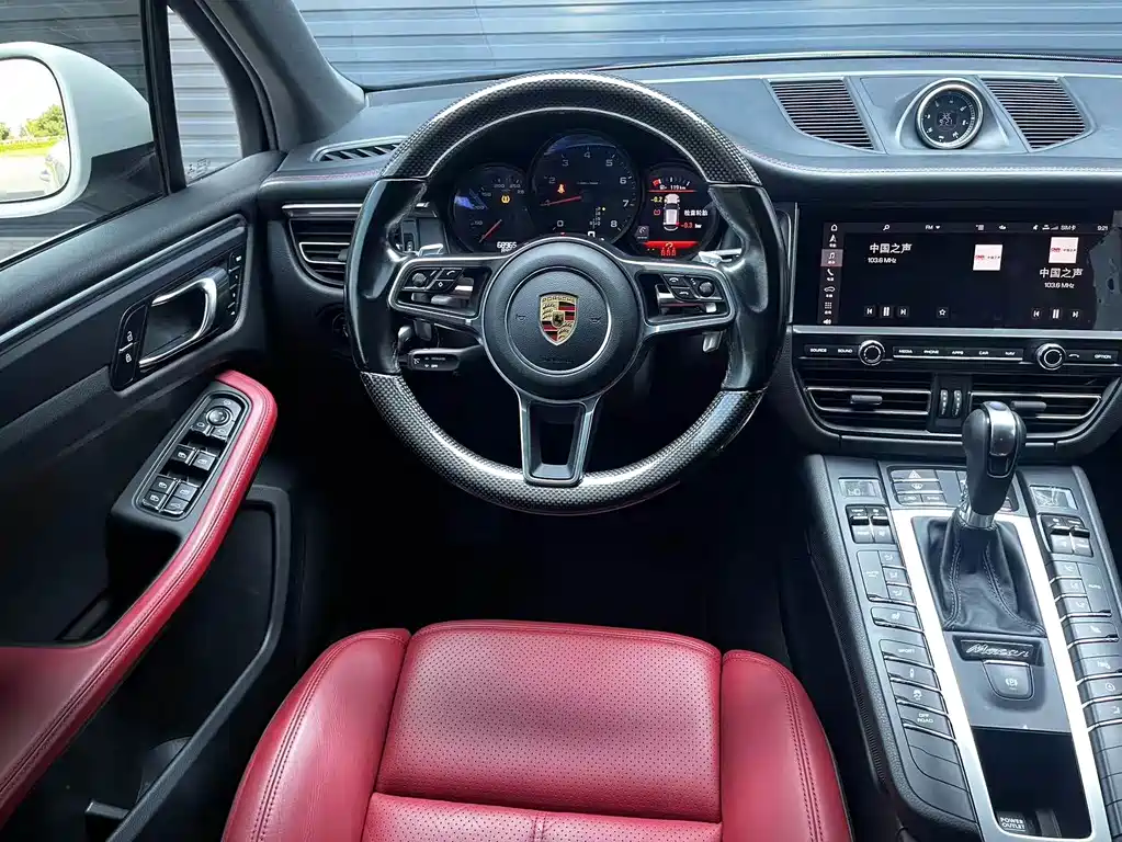 Porsche Macan — фото 16