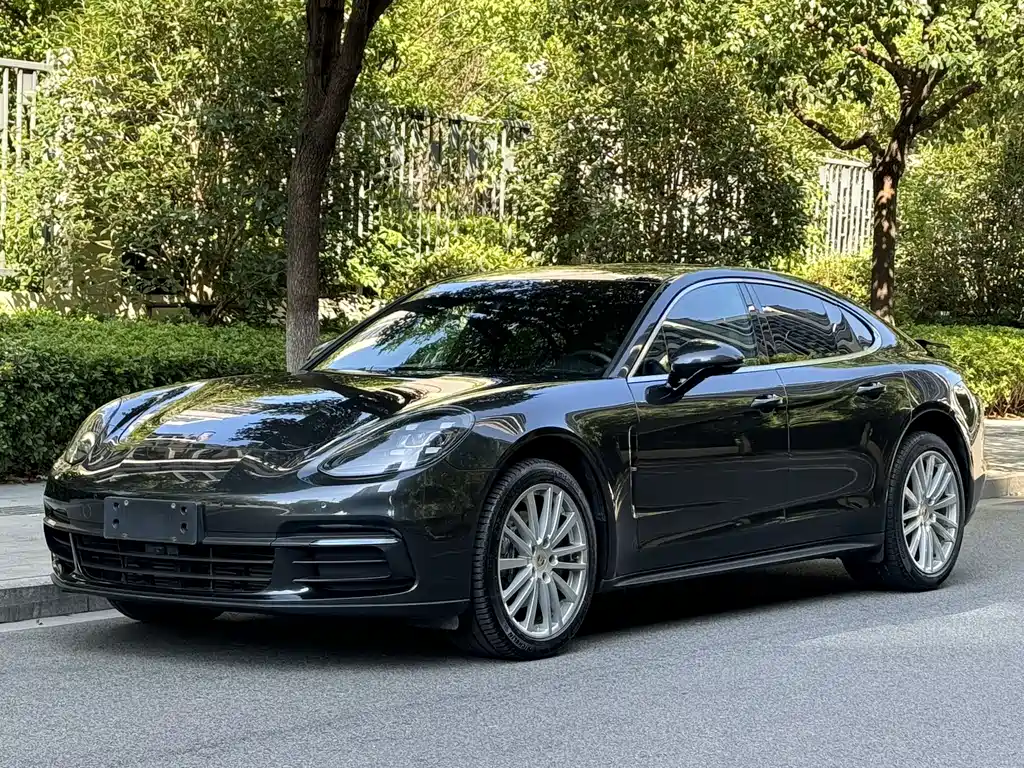 Porsche Panamera — фото 1