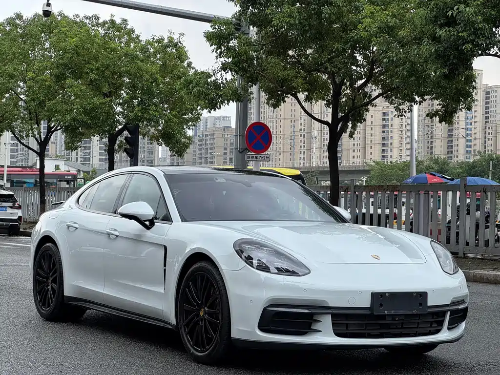Porsche Panamera — фото 1