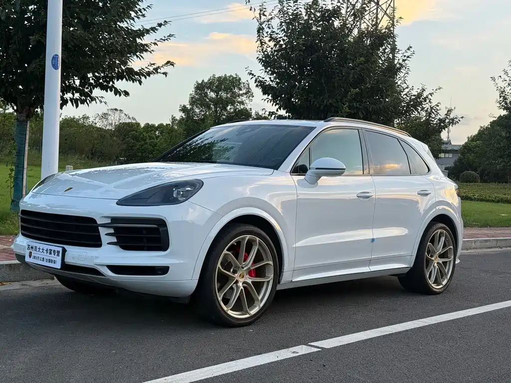 Porsche Cayenne — фото 1