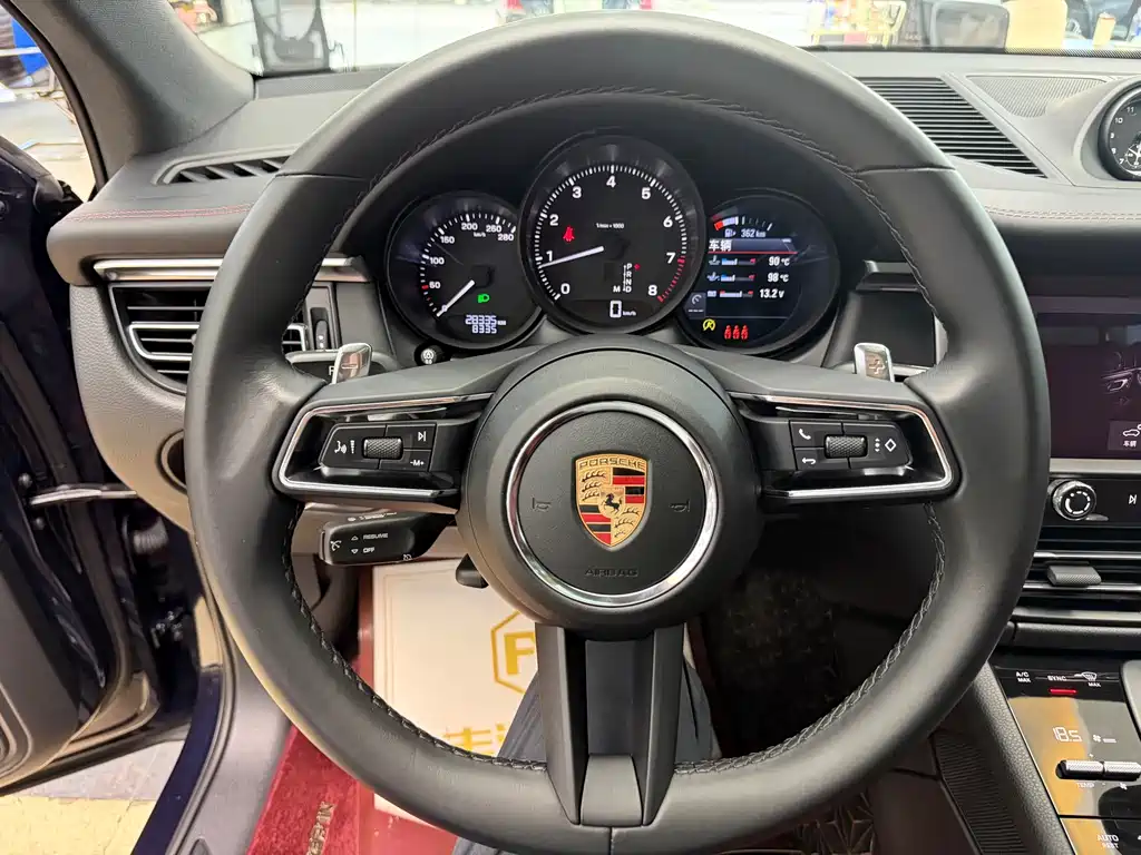 Porsche Macan — фото 19