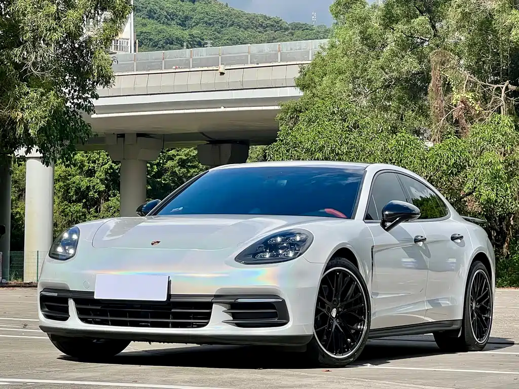 Porsche Panamera — фото 1
