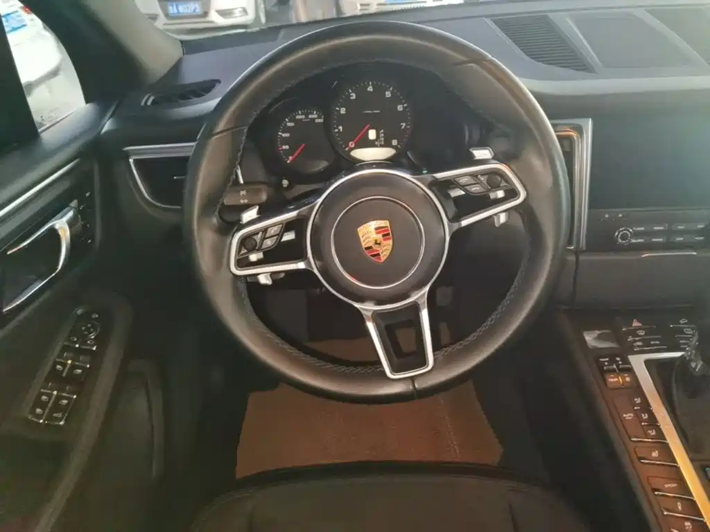 Porsche Macan — фото 11