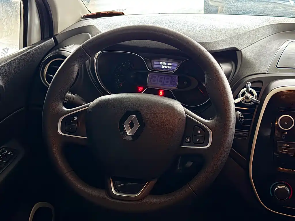 Renault Captur — фото 9