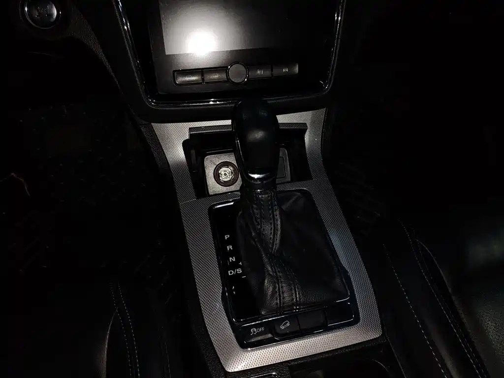 Roewe RX5 — фото 10