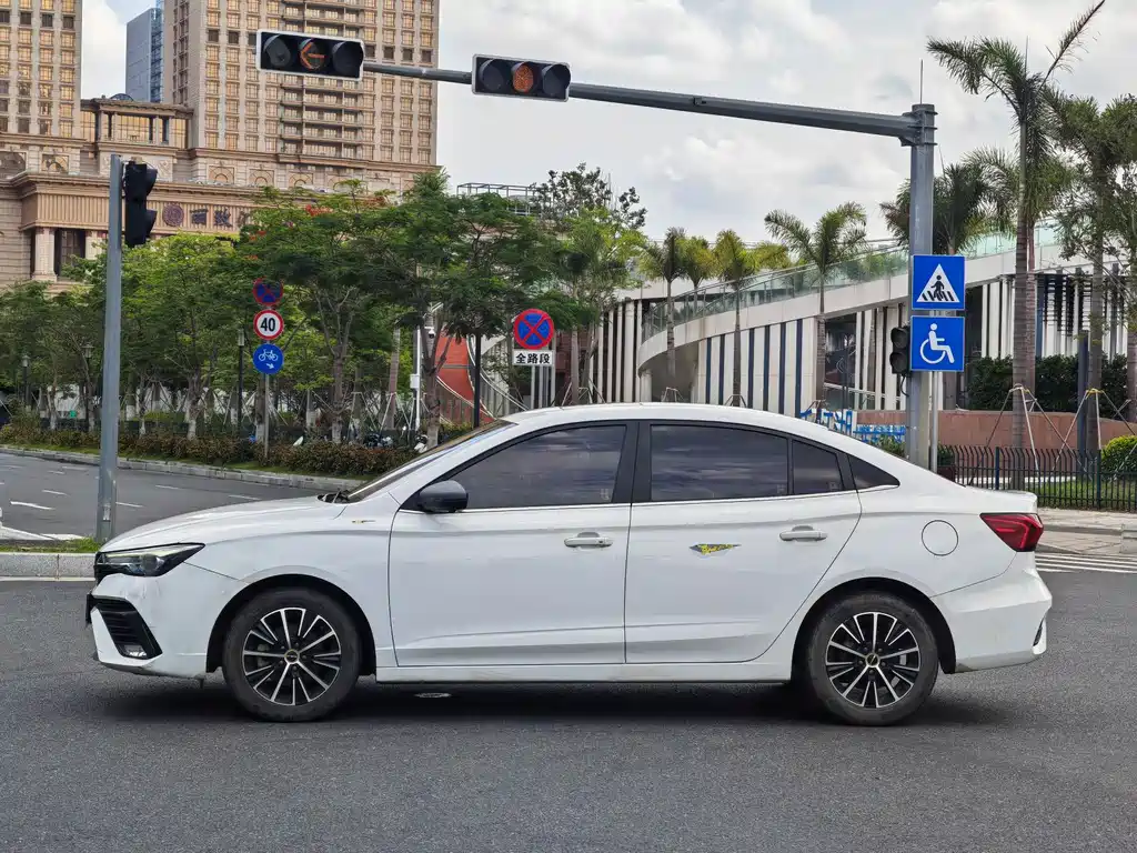 Roewe i5 — фото 3