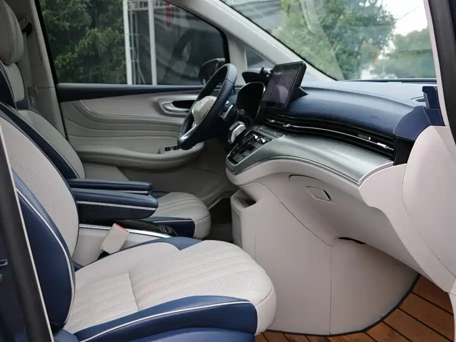 Roewe iMAX8 — фото 9