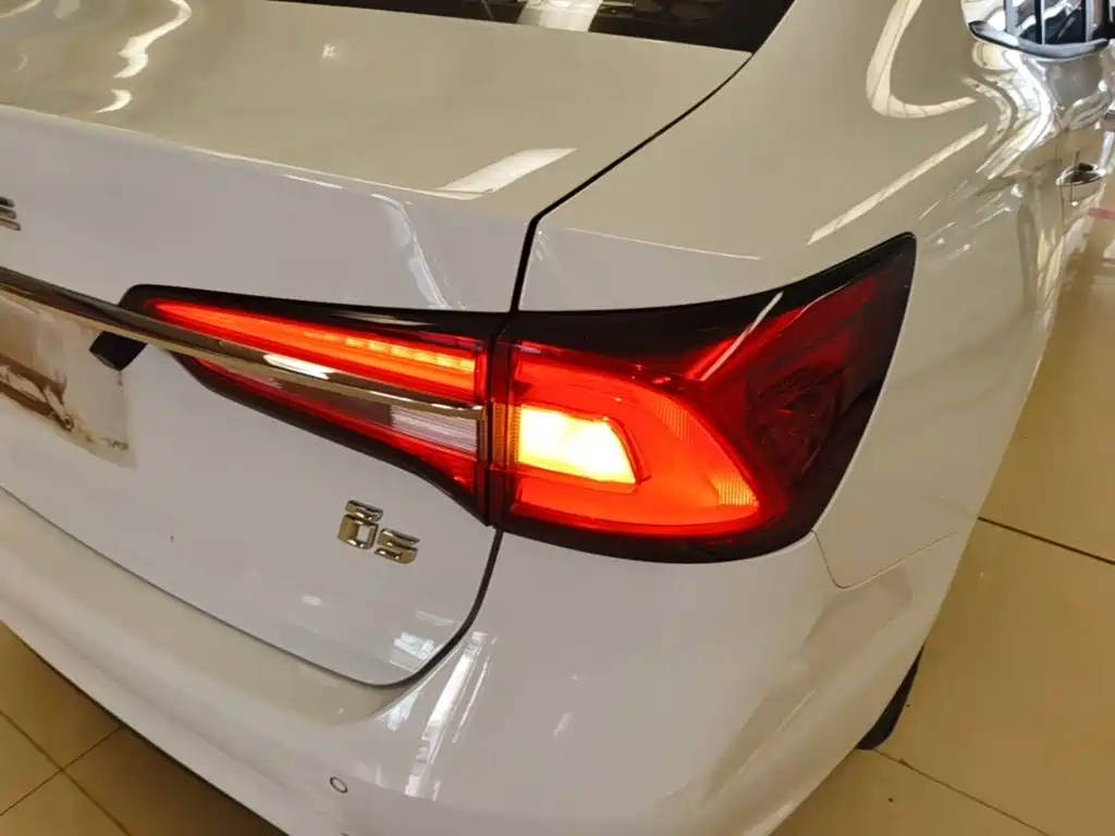Roewe i5 — фото 8