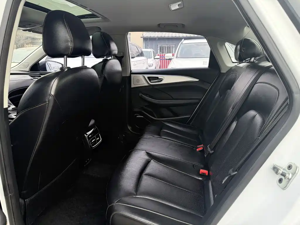 Roewe i6 MAX New Energy — фото 4