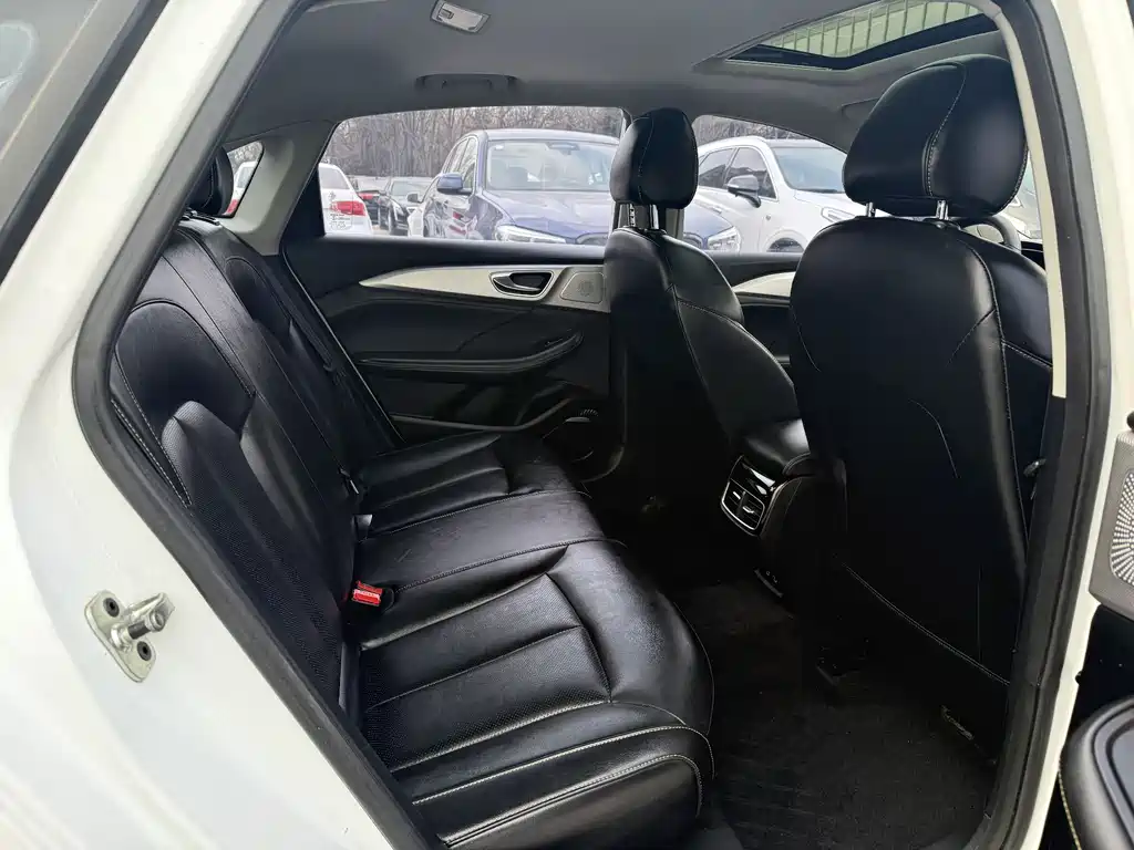 Roewe i6 MAX New Energy — фото 6