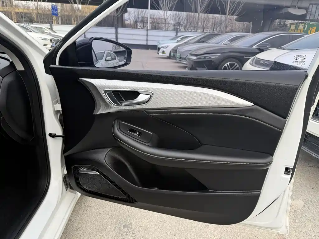 Roewe i6 MAX New Energy — фото 7
