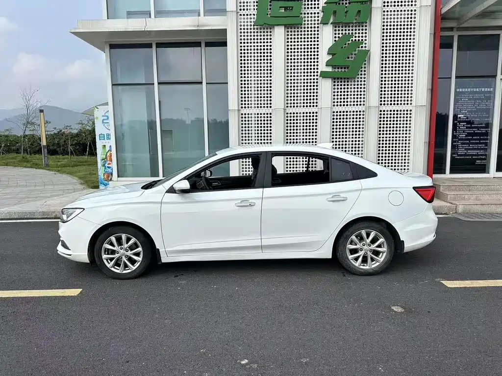 Roewe i5 — фото 7