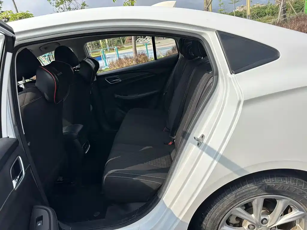 Roewe i5 — фото 8
