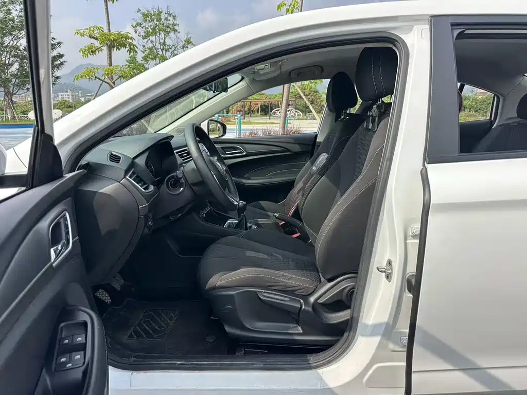 Roewe i5 — фото 10