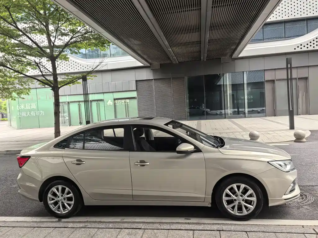 Roewe i5 — фото 5