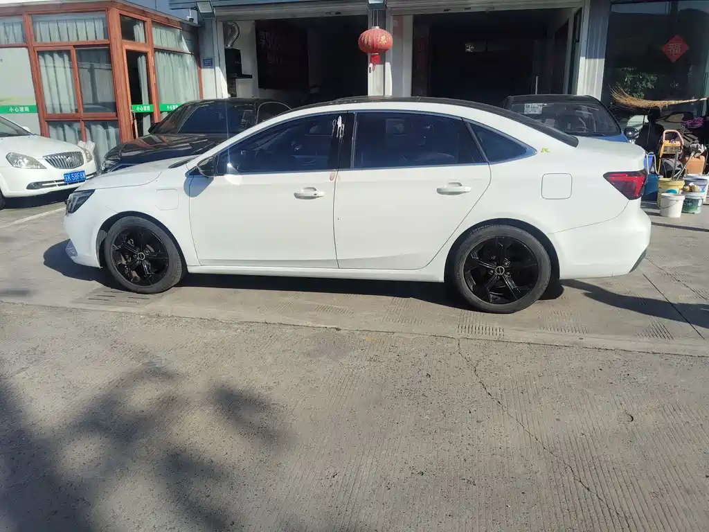 Roewe i6 MAX New Energy — фото 4