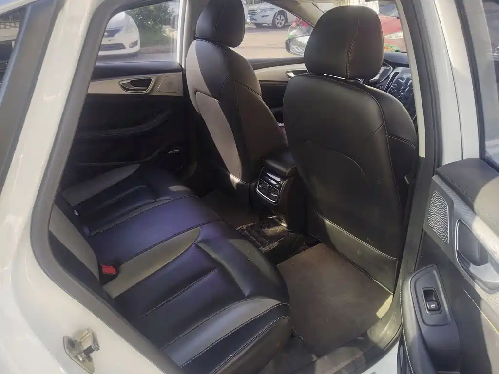 Roewe i6 MAX New Energy — фото 6