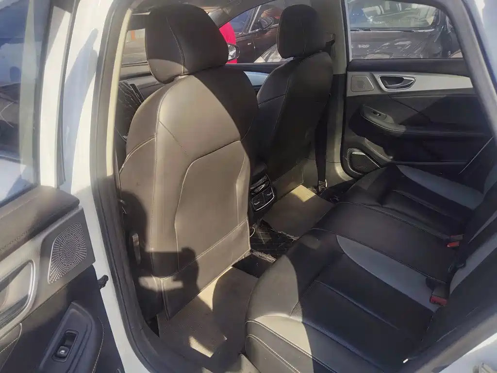 Roewe i6 MAX New Energy — фото 9