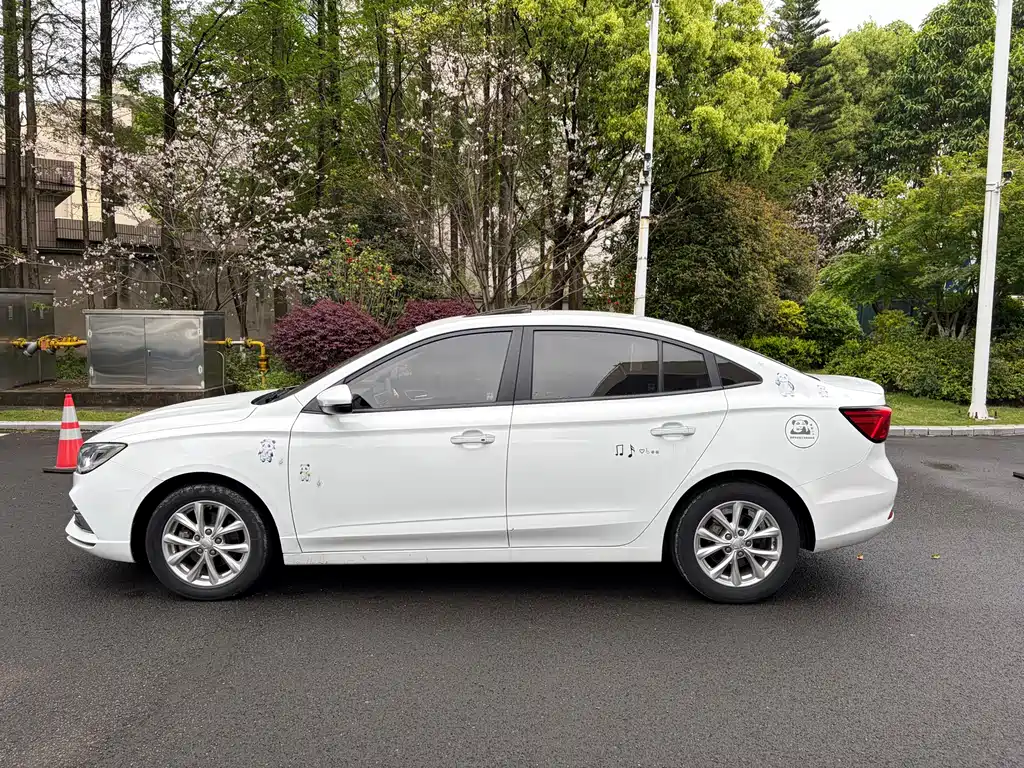 Roewe i5 — фото 4