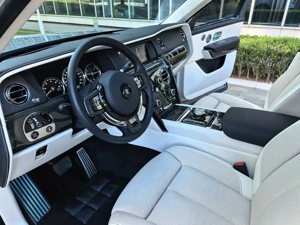 Rolls-Royce Cullinan — фото 10