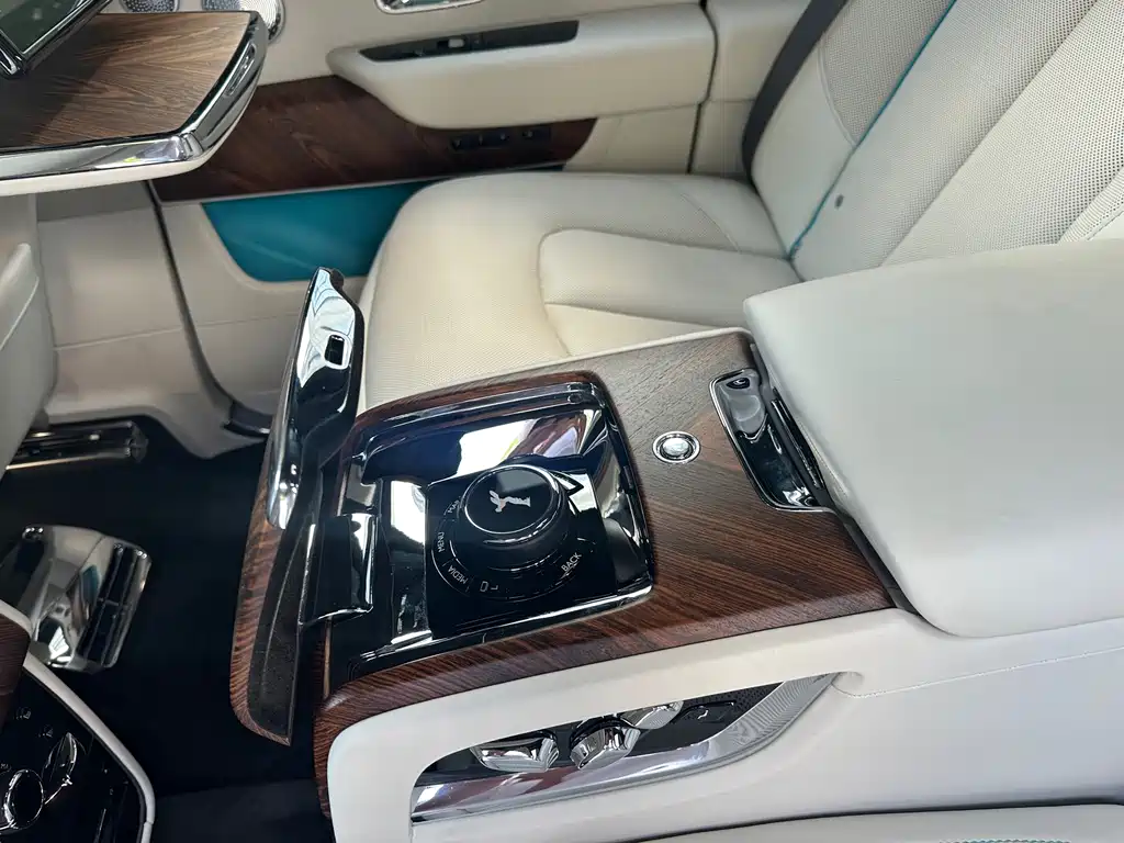 Rolls-Royce Cullinan — фото 19