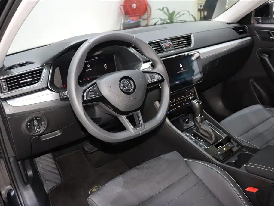 Skoda Superb — фото 10