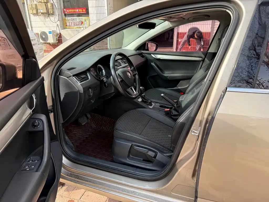 Skoda Octavia — фото 5