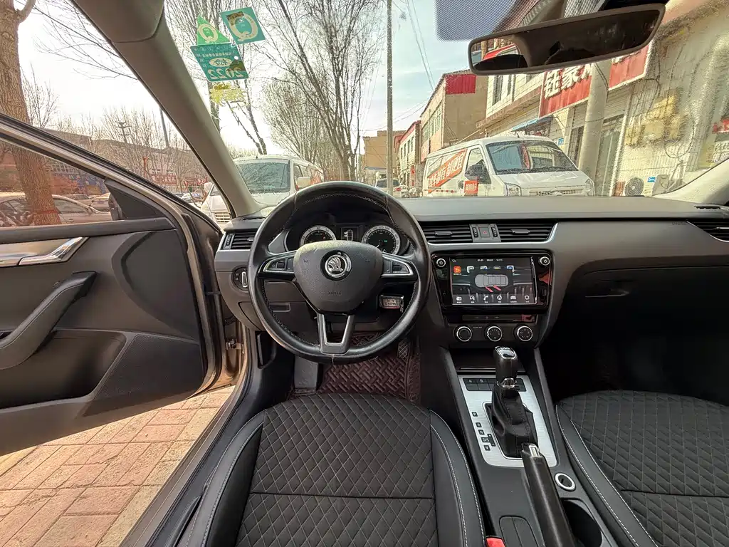 Skoda Octavia — фото 7