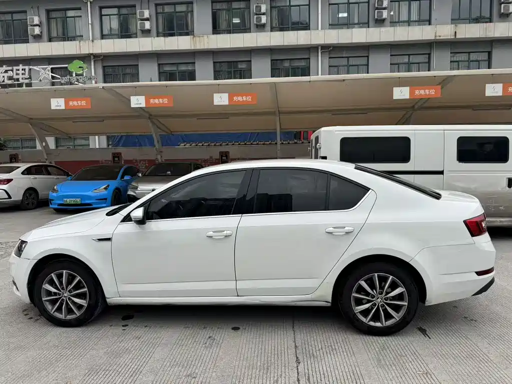 Skoda Octavia — фото 5