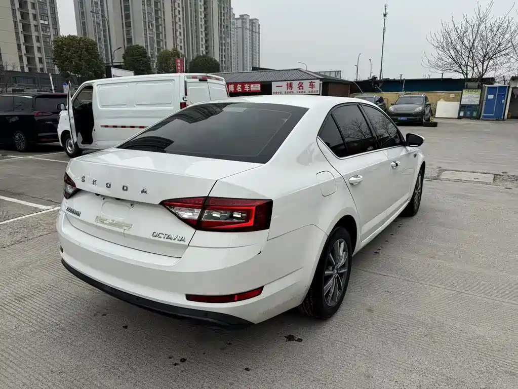 Skoda Octavia — фото 6