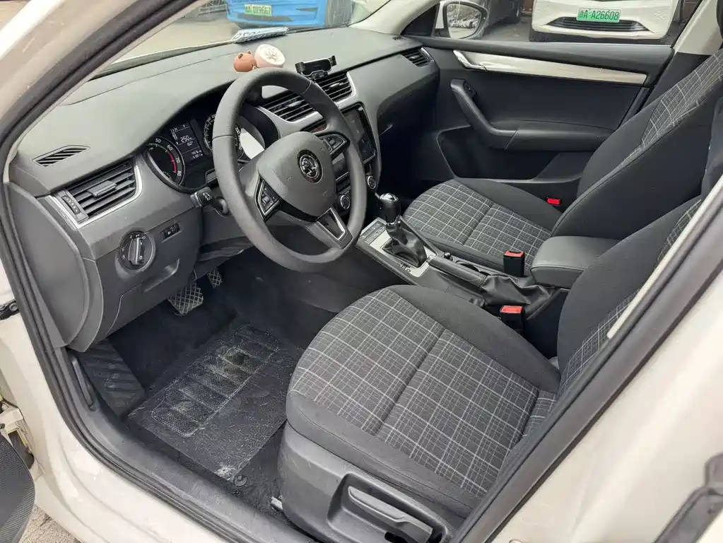 Skoda Octavia — фото 8