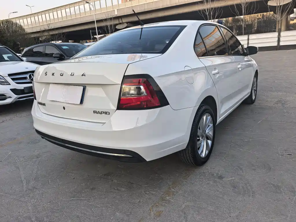 Skoda Rapid — фото 9