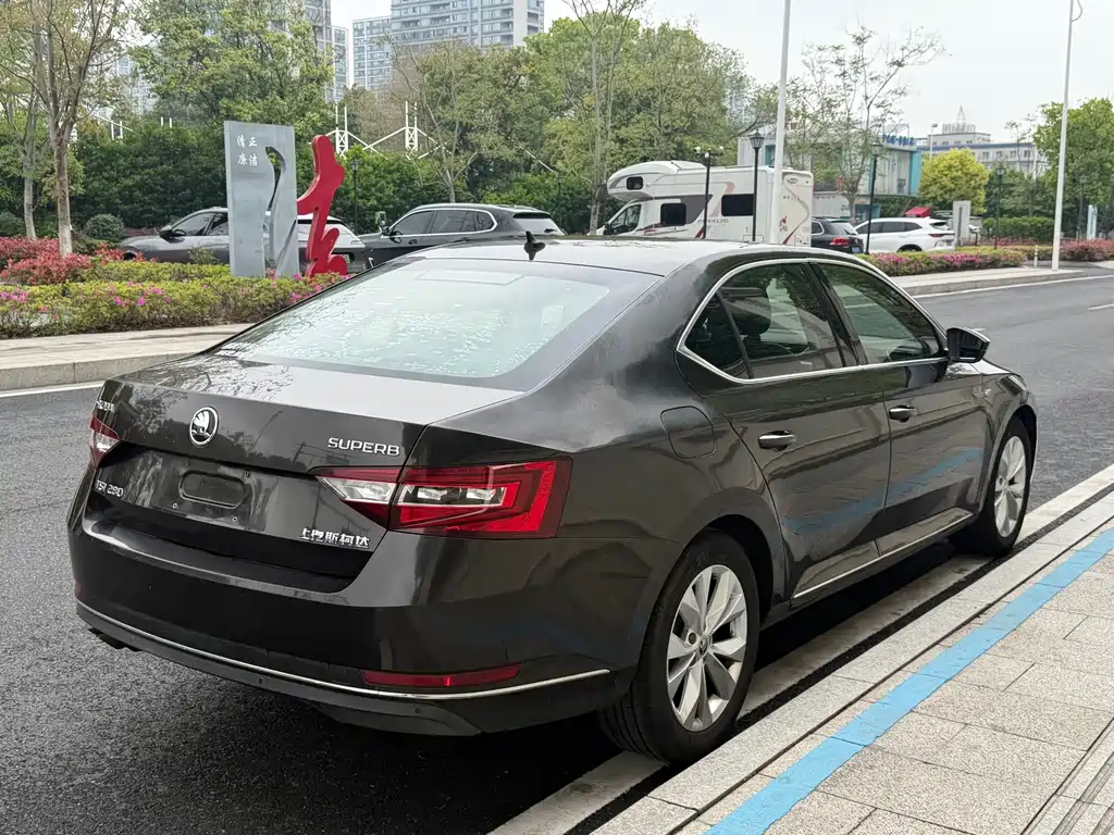 Skoda Superb — фото 5