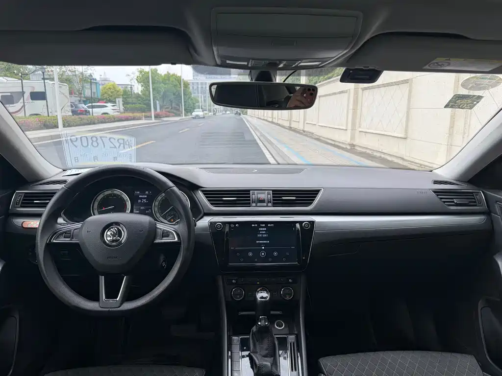 Skoda Superb — фото 8