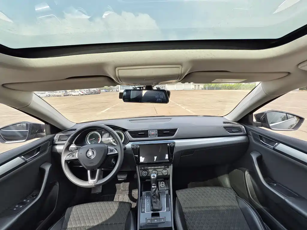 Skoda Superb — фото 8