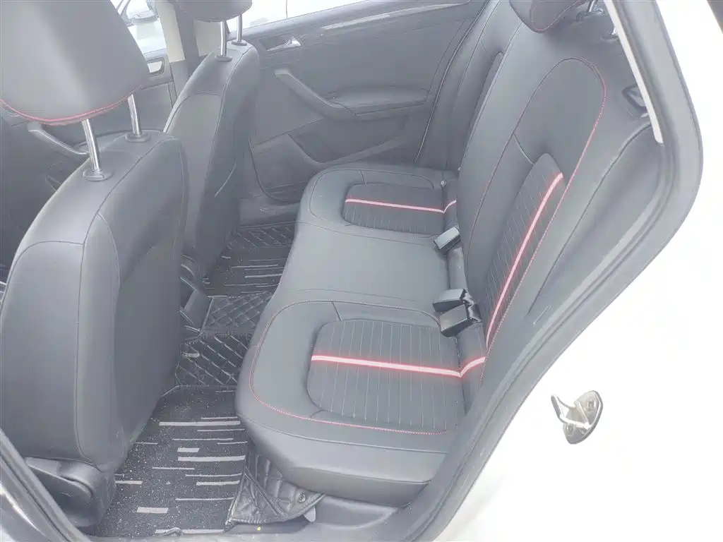 Skoda Rapid Spaceback — фото 13